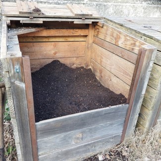 réserve de compost mûr La réserve de compost mûr !